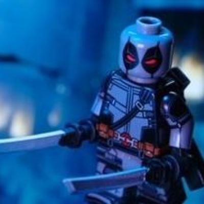 HeroBloks - Deadpool (ash covered) - Life Brick